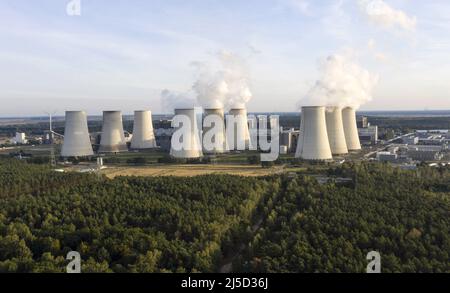 Jaenschwalde, 02.10.2021 - Luftaufnahme des Braunkohlekraftwerks Jaenschwalde der LEAG Lausitz Energie Kraftwerke AG. Der Ausstieg aus der Kohleerzeugung soll bis 2038 erfolgen. [Automatisierte Übersetzung] Stockfoto