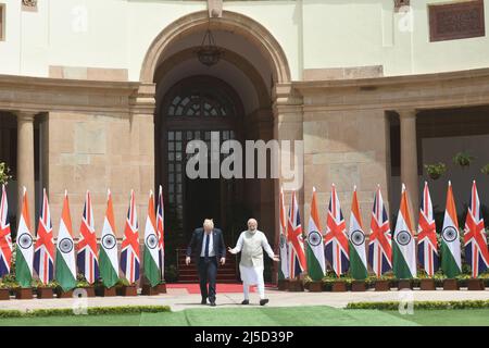 Neu-Delhi, Indien. 22. April 2022. Der britische Premierminister Boris Johnson und sein indischer Amtskollege Narendra Modi vor ihren Gesprächen im Hyderabad-Haus. Boris Johnson ist auf einem zweitägigen Besuch in Indien. (Bild: © Sondeep Shankar/Pacific Press via ZUMA Press Wire) Bild: ZUMA Press, Inc./Alamy Live News Stockfoto
