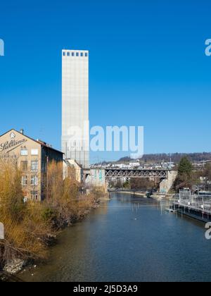 Zürich, Schweiz - März 5. 2022: Industrie- und Wohngebiet auf beiden Seiten der Limmat Stockfoto