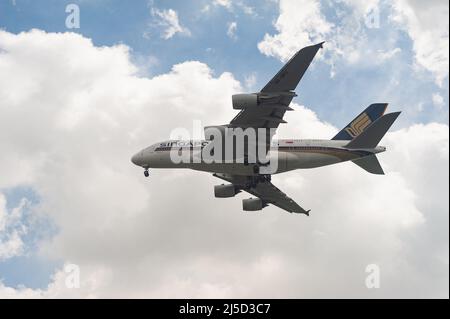 04. November 2021, Singapur, Republik Singapur, Asien - Ein Airbus A380-800 von Singapore Airlines (SIA) mit der Registrierung 9V-SKU auf dem Weg zum Changi International Airport. Singapore Airlines hatte, wie fast alle anderen großen Fluggesellschaften, aufgrund der Corona-Krise bis auf weiteres den Betrieb seiner Flotte von A380 eingestellt und die Flotte verkleinert. Nach mehr als anderthalb Jahren fliegt das größte Passagierflugzeug nun wieder und wird zunächst im Einzelfall auf Kurzstrecken nach Kuala Lumpur eingesetzt, bevor es bald auch auf Langstreckenflügen zum Einsatz kommt. Stockfoto