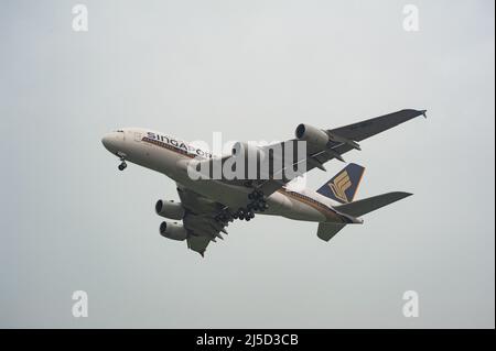 08.11.2021, Singapur, Republik Singapur, Asien - Ein Airbus A380-800 von Singapore Airlines (SIA) mit Registrierung 9V-SKU bei der Annäherung an den Changi International Airport an einen regnerischen und bewölkten Morgen. Singapore Airlines hatte, wie fast alle anderen großen Fluggesellschaften, aufgrund der Corona-Krise bis auf weiteres den Betrieb seiner Flotte von A380 eingestellt und die Flotte verkleinert. Nach mehr als anderthalb Jahren fliegt das größte Passagierflugzeug nun wieder und wird zunächst im Einzelfall auf Kurzstrecken nach Kuala Lumpur eingesetzt, bevor es bald auch auf dem Einsatz sein wird Stockfoto