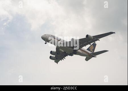 04. November 2021, Singapur, Republik Singapur, Asien - Ein Airbus A380-800 von Singapore Airlines (SIA) mit der Registrierung 9V-SKU auf dem Weg zum Changi International Airport. Singapore Airlines hatte, wie fast alle anderen großen Fluggesellschaften, aufgrund der Corona-Krise bis auf weiteres den Betrieb seiner Flotte von A380 eingestellt und die Flotte verkleinert. Nach mehr als anderthalb Jahren fliegt das größte Passagierflugzeug nun wieder und wird zunächst im Einzelfall auf Kurzstrecken nach Kuala Lumpur eingesetzt, bevor es bald auch auf Langstreckenflügen zum Einsatz kommt. Stockfoto