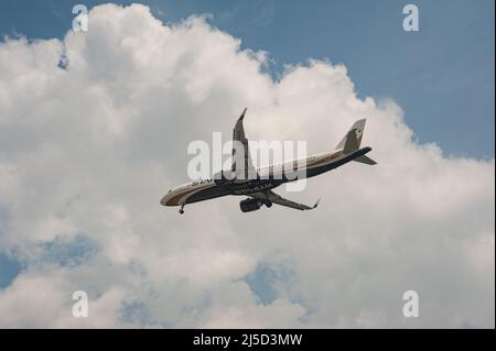 04. November 2021, Singapur, Republik Singapur, Asien - Ein taiwanesisches Passagierflugzeug der Starlux Airlines Airbus A321neo mit der Registrierung B-58205 auf dem Weg zum Changi International Airport. Starlux ist eine internationale Fluggesellschaft mit Sitz in Taipei, Taiwan. [Automatisierte Übersetzung] Stockfoto