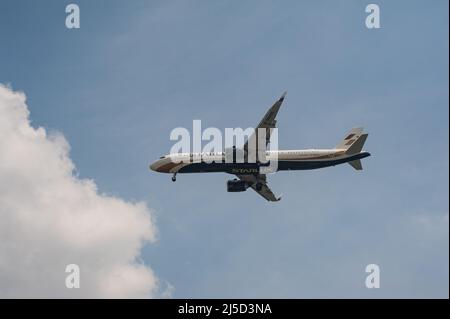 04. November 2021, Singapur, Republik Singapur, Asien - Ein taiwanesisches Passagierflugzeug der Starlux Airlines Airbus A321neo mit der Registrierung B-58205 auf dem Weg zum Changi International Airport. Starlux ist eine internationale Fluggesellschaft mit Sitz in Taipei, Taiwan. [Automatisierte Übersetzung] Stockfoto