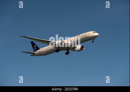 29. November 2021, Singapur, Republik Singapur, Asien - Ein Passagierflugzeug des Typs Boeing 787-10 Dreamliner Saudi-Arabiens, ehemals bekannt als Saudi Arabian Airlines, mit der Registrierung HZ-AR24 auf dem Anflug auf den Changi International Airport. Saudia ist Mitglied der SkyTeam-Luftfahrtallianz. [Automatisierte Übersetzung] Stockfoto