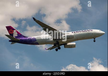 29. November 2021, Singapur, Republik Singapur, Asien - Ein Passagierflugzeug des Typs Airbus A330-200 mit Sitz in den USA und der Registrierung N393HA auf dem Anflug auf den Changi International Airport. [Automatisierte Übersetzung] Stockfoto