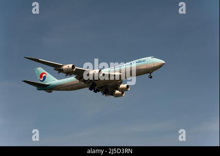 29. Nov. 2021, Singapur, Republik Singapur, Asien - Ein koreanisches Frachtflugzeug vom Typ Air Cargo Boeing 747-8F mit der Registrierung HL7639 auf dem Anflug auf den Changi International Airport. [Automatisierte Übersetzung] Stockfoto