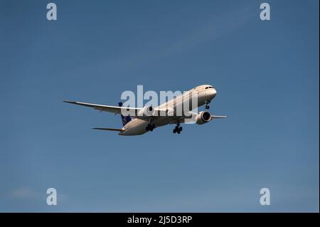 29. November 2021, Singapur, Republik Singapur, Asien - Ein Passagierflugzeug des Typs Boeing 787-10 Dreamliner Saudi-Arabiens, ehemals bekannt als Saudi Arabian Airlines, mit der Registrierung HZ-AR24 auf dem Anflug auf den Changi International Airport. Saudia ist Mitglied der SkyTeam-Luftfahrtallianz. [Automatisierte Übersetzung] Stockfoto
