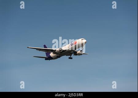 29. November 2021, Singapur, Republik Singapur, Asien - Ein US-amerikanisches Frachtflugzeug vom Typ Federal Express (FedEx), Boeing 767-300F, mit der Registrierung N107FE auf dem Anflug auf den Changi International Airport. [Automatisierte Übersetzung] Stockfoto