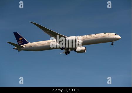 29. November 2021, Singapur, Republik Singapur, Asien - Ein Passagierflugzeug des Typs Boeing 787-10 Dreamliner Saudi-Arabiens, ehemals bekannt als Saudi Arabian Airlines, mit der Registrierung HZ-AR24 auf dem Anflug auf den Changi International Airport. Saudia ist Mitglied der SkyTeam-Luftfahrtallianz. [Automatisierte Übersetzung] Stockfoto