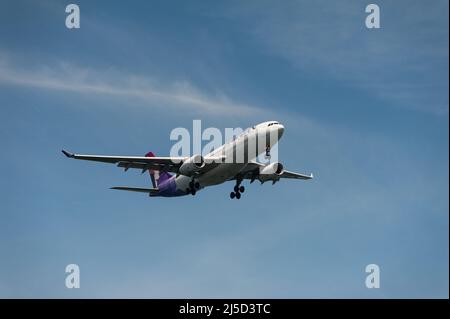 29. November 2021, Singapur, Republik Singapur, Asien - Ein Passagierflugzeug des Typs Airbus A330-200 mit Sitz in den USA und der Registrierung N393HA auf dem Anflug auf den Changi International Airport. [Automatisierte Übersetzung] Stockfoto