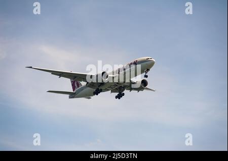 29. Nov. 2021, Singapur, Republik Singapur, Asien - Eine Qatar Airways Cargo Boeing 777-200F Frachtschiffmaschine mit der Registrierung A7-BFS auf dem Anflug auf den Changi International Airport. [Automatisierte Übersetzung] Stockfoto