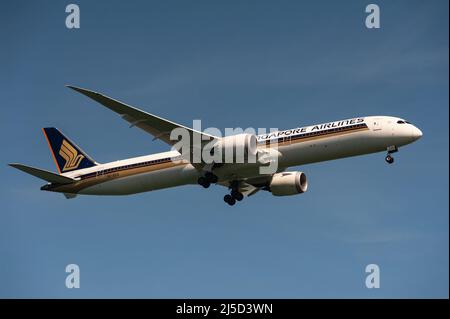 29. November 2021, Singapur, Republik Singapur, Asien - Ein Passagierflugzeug der Singapore Airlines (SIA) Boeing 787-10 Dreamliner mit der Registrierung 9V-SCG auf dem Weg zum Changi International Airport. Singapore Airlines ist Mitglied der Luftfahrtallianz Star Alliance. [Automatisierte Übersetzung] Stockfoto