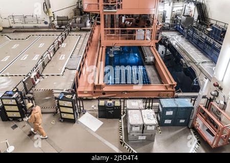 Das Kernkraftwerk Isar 2 in Essenbach bei Landshut, Atomkraft, Pool für die Brennelemente, am linken Bildrand befindet sich der Reaktor unter der Betondecke, das Kraftwerk wird gerade zur Revision vorbereitet [automatisierte Übersetzung] Stockfoto