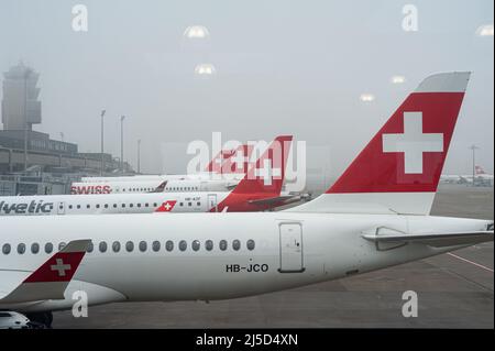 14. Dezember 2021, Zürich, Schweiz, Europa - die Passagierflugzeuge von Swiss Airlines und Helvetic Airways parken auf ihren Standplätzen am Flughafen Zürich. Swiss ist Mitglied der Luftfahrtallianz Star Alliance, einem internationalen Netzwerk von Fluggesellschaften. [Automatisierte Übersetzung] Stockfoto