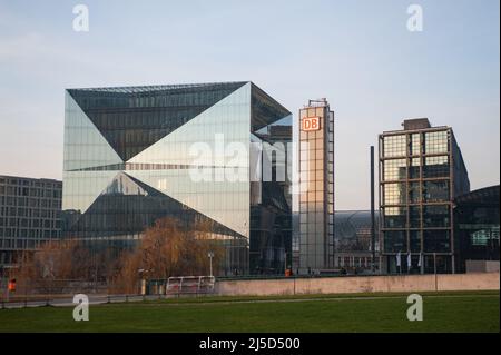 22. Dezember 2021, Berlin, Deutschland, Europa - Blick auf das futuristische Gebäude des Cube Berlin 3XN und den Berliner Hauptbahnhof am Washingtonplatz, nördlich des Spreeufers im Stadtteil Mitte im Abendlicht. [Automatisierte Übersetzung] Stockfoto