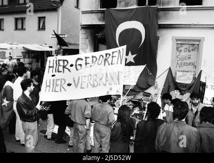 Solingen, 31. Mai 1993 - türkische Demonstranten demonstrieren vor dem verbrannten Haus in Solingen, in dem fünf Türken starben, nachdem rechtsradikale einen Brandanschlag auf das Haus verübt hatten. [Automatisierte Übersetzung] Stockfoto