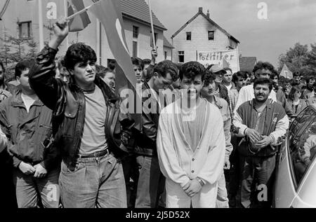 Solingen, 31. Mai 1993 - türkische Demonstranten demonstrieren vor dem verbrannten Haus in Solingen, in dem fünf Türken starben, nachdem rechtsradikale einen Brandanschlag auf das Haus verübt hatten. [Automatisierte Übersetzung] Stockfoto