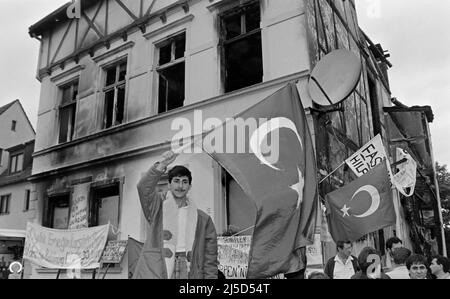 Solingen, 31. Mai 1993 - türkische Demonstranten demonstrieren vor dem verbrannten Haus in Solingen, in dem fünf Türken starben, nachdem rechtsradikale einen Brandanschlag auf das Haus verübt hatten. [Automatisierte Übersetzung] Stockfoto