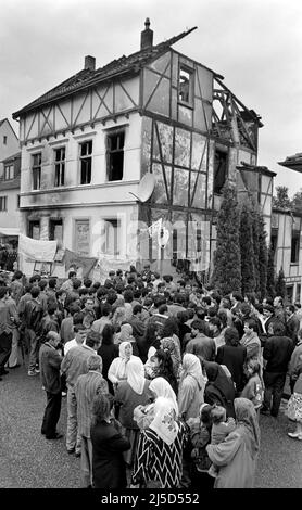 Solingen, 31. Mai 1993 - türkische Demonstranten demonstrieren vor dem verbrannten Haus in Solingen, in dem fünf Türken starben, nachdem rechtsradikale einen Brandanschlag auf das Haus verübt hatten. [Automatisierte Übersetzung] Stockfoto