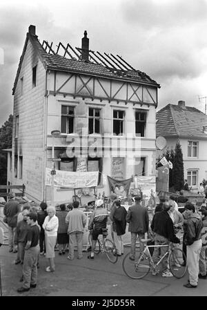 Solingen, 31. Mai 1993 - türkische Demonstranten demonstrieren vor dem verbrannten Haus in Solingen, in dem fünf Türken starben, nachdem rechtsradikale einen Brandanschlag auf das Haus verübt hatten. [Automatisierte Übersetzung] Stockfoto