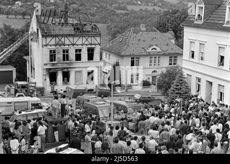 Solingen, 31. Mai 1993 - türkische Demonstranten demonstrieren vor dem verbrannten Haus in Solingen, in dem fünf Türken starben, nachdem rechtsradikale einen Brandanschlag auf das Haus verübt hatten. [Automatisierte Übersetzung] Stockfoto