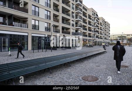 Berlin, 06.01.2022 - lange Bank in der neuen Europacity Berlin-Entwicklung in der Heidestraße. Das Projekt Europacity umfasst eine Fläche von 61 Hektar. Rund 3.000 Wohnungen und Büroräume werden gebaut. [Automatisierte Übersetzung] Stockfoto