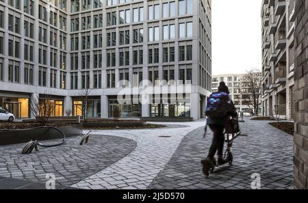 Berlin, 06.01.2022 - Kind mit Tretroller im neuen Entwicklungsgebiet Europacity Berlin an der Heidestraße. Das Projekt Europacity umfasst eine Fläche von 61 Hektar. Es gibt etwa 3.000 Wohnungen und Büroräume. [Automatisierte Übersetzung] Stockfoto