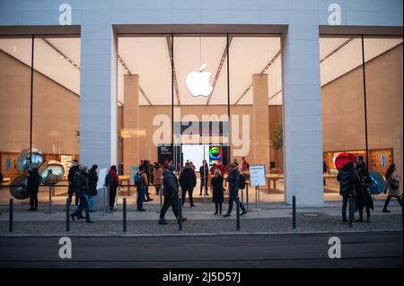 16. Dezember 2021, Berlin, Deutschland, Europa - Menschen vor dem neuen Apple Store in der Rosenthaler Straße im Bezirk Mitte. [Automatisierte Übersetzung] Stockfoto