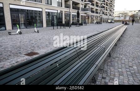 Berlin, 06.01.2022 - lange Bank in der neuen Europacity Berlin-Entwicklung in der Heidestraße. Das Projekt Europacity umfasst eine Fläche von 61 Hektar. Rund 3.000 Wohnungen und Büroräume werden gebaut. [Automatisierte Übersetzung] Stockfoto