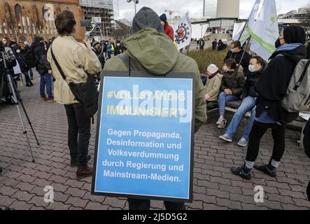 Berlin, 05.02.2022 - Demonstration von Gegnern der Corona-Politik. Hunderte demonstrieren in Berlin gegen Corona-Vorschriften. [Automatisierte Übersetzung] Stockfoto