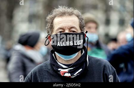 Berlin, 05.02.2022 - Demonstration von Gegnern der Corona-Politik. Hunderte demonstrieren in Berlin gegen Corona-Vorschriften. [Automatisierte Übersetzung] Stockfoto