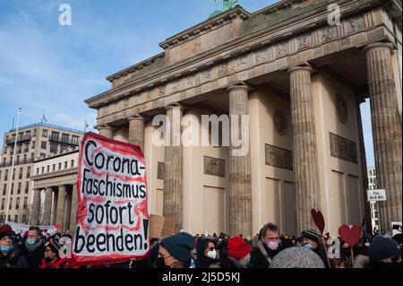 12. Februar 2022, Berlin, Deutschland, Europa - Corona-Leugner, Impfgegner und Impfskeptiker protestieren gegen die obligatorische Impfung von Pflegekräften, für die Anerkennung des Genesungsstatus, Und zur freien Impfentscheidung in der anhaltenden Koronakrise bei einer Demonstration auf dem Platz des 18 Maerz vor dem Brandenburger Tor im Bezirk Mitte. [Automatisierte Übersetzung] Stockfoto