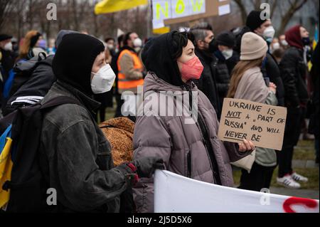 '24.02.2022, Berlin, Deutschland, Europa - Demonstration vor dem Bundeskanzleramt im Bezirk Tiergarten in Mitte von Ukrainern und in Berlin und Deutschland lebenden Unterstützern unter dem Motto „'Solidarität mit der Ukraine - Hände weg von der Ukraine - Stoppt Putin jetzt''' gegen die Politik des russischen Präsidenten Putin und den Krieg in der Ukraine Nach dem Einmarsch russischer Soldaten und dem Beschuss ukrainischer Städte durch russische Truppen. Die Demonstranten fordern den sofortigen Abzug der russischen Truppen, eine politische Lösung des Konflikts, die Unterstützung der deutschen Regierung und sofortige Sanktionen Stockfoto