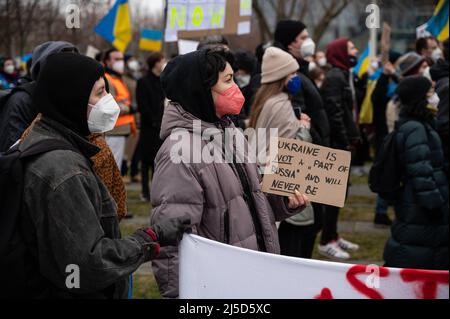 '24.02.2022, Berlin, Deutschland, Europa - Demonstration vor dem Bundeskanzleramt im Bezirk Tiergarten in Mitte von Ukrainern und in Berlin und Deutschland lebenden Unterstützern unter dem Motto „'Solidarität mit der Ukraine - Hände weg von der Ukraine - Stoppt Putin jetzt''' gegen die Politik des russischen Präsidenten Putin und den Krieg in der Ukraine Nach dem Einmarsch russischer Soldaten und dem Beschuss ukrainischer Städte durch russische Truppen. Die Demonstranten fordern den sofortigen Abzug der russischen Truppen, eine politische Lösung des Konflikts, die Unterstützung der deutschen Regierung und sofortige Sanktionen Stockfoto