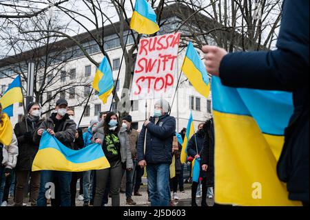 „Feb 26, 2022, Berlin, Deutschland, Europa - Demonstration vor der russischen Botschaft unter den Linden im Bezirk Mitte durch in Berlin und Deutschland lebende Ukrainer und Anhänger unter dem Motto "Solidarität mit der Ukraine" gegen die Politik des russischen Präsidenten Putin und den Krieg in der Ukraine nach dem Einmarsch russischer Soldaten und Der Beschuss ukrainischer Städte durch russische Streitkräfte. Die Demonstranten fordern den sofortigen Abzug der russischen Truppen, eine politische Lösung des Konflikts, die Unterstützung der deutschen Regierung und sofortige Sanktionen gegen Russland, wie den Ausschluss Stockfoto