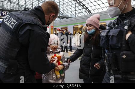 Berlin, 03.03.2022 - Polizeibeamte verteilen Schokoladeneier an die Kinder von Familien, die aus der Ukraine geflohen sind. Tausende Flüchtlinge aus der Ukraine sind bereits in Deutschland angekommen. [Automatisierte Übersetzung] Stockfoto