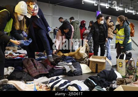 Berlin, 02.03.2022 - Flüchtlinge aus der Ukraine, die am Berliner Hauptbahnhof angekommen sind, können gespendete Kleidung und Hygieneartikel mitnehmen. Tausende Flüchtlinge aus der Ukraine sind bereits in Deutschland angekommen. [Automatisierte Übersetzung] Stockfoto