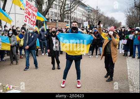 „Feb 26, 2022, Berlin, Deutschland, Europa - Demonstration vor der russischen Botschaft unter den Linden im Bezirk Mitte durch in Berlin und Deutschland lebende Ukrainer und Anhänger unter dem Motto "Solidarität mit der Ukraine" gegen die Politik des russischen Präsidenten Putin und den Krieg in der Ukraine nach dem Einmarsch russischer Soldaten und Der Beschuss ukrainischer Städte durch russische Streitkräfte. Die Demonstranten fordern den sofortigen Abzug der russischen Truppen, eine politische Lösung des Konflikts, die Unterstützung der deutschen Regierung und sofortige Sanktionen gegen Russland, wie den Ausschluss Stockfoto