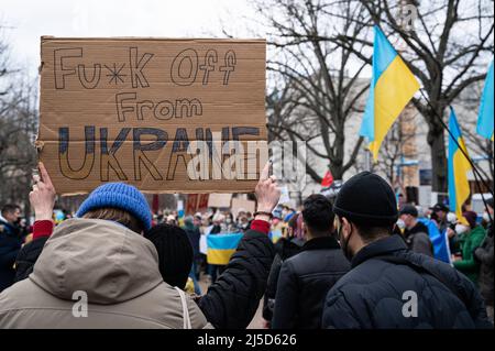 „Feb 26, 2022, Berlin, Deutschland, Europa - Demonstration vor der russischen Botschaft unter den Linden im Bezirk Mitte durch in Berlin und Deutschland lebende Ukrainer und Anhänger unter dem Motto "Solidarität mit der Ukraine" gegen die Politik des russischen Präsidenten Putin und den Krieg in der Ukraine nach dem Einmarsch russischer Soldaten und Der Beschuss ukrainischer Städte durch russische Streitkräfte. Die Demonstranten fordern den sofortigen Abzug der russischen Truppen, eine politische Lösung des Konflikts, die Unterstützung der deutschen Regierung und sofortige Sanktionen gegen Russland, wie den Ausschluss Stockfoto