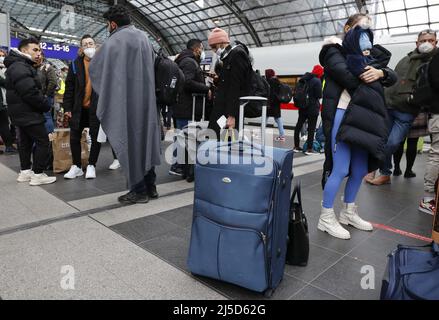 Berlin, 03.03.2022 - Flüchtlinge aus der Ukraine warten am Berliner Hauptbahnhof auf einen Verbindungszug. Tausende Flüchtlinge aus der Ukraine sind bereits in Deutschland angekommen. [Automatisierte Übersetzung] Stockfoto