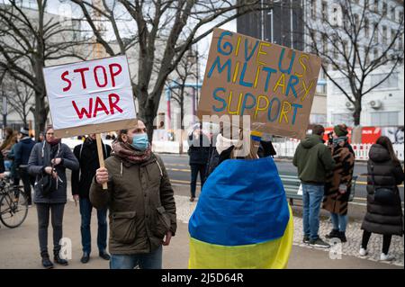 „Feb 26, 2022, Berlin, Deutschland, Europa - Demonstration vor der russischen Botschaft unter den Linden im Bezirk Mitte durch in Berlin und Deutschland lebende Ukrainer und Anhänger unter dem Motto "Solidarität mit der Ukraine" gegen die Politik des russischen Präsidenten Putin und den Krieg in der Ukraine nach dem Einmarsch russischer Soldaten und Der Beschuss ukrainischer Städte durch russische Streitkräfte. Die Demonstranten fordern den sofortigen Abzug der russischen Truppen, eine politische Lösung des Konflikts, die Unterstützung der deutschen Regierung und sofortige Sanktionen gegen Russland, wie den Ausschluss Stockfoto