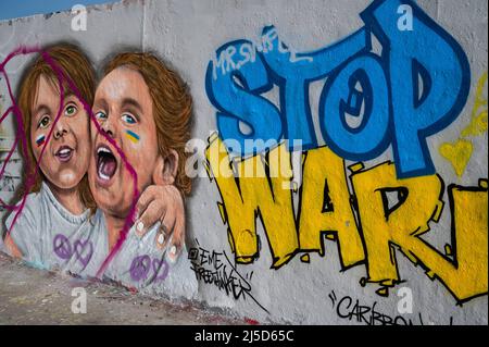 '02.03.2022, Berlin, Deutschland, Europa - Ein Graffiti der Künstlerin EME Freethinker auf einem Abschnitt der Berliner Mauer im Berliner Mauerpark mit der Botschaft ''Stop war'' als Protest gegen den illegalen Krieg der Russischen Föderation in der Ukraine. [Automatisierte Übersetzung]' Stockfoto