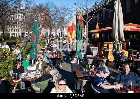 03/18/2022, Berlin, Deutschland, Europa - Menschen, die draußen in einem Straßenrestaurant am Hackeschen Markt in Mitte sitzen und einen sonnigen Frühlingstag genießen. [Automatisierte Übersetzung] Stockfoto