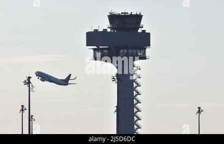 Eine Ryanair Boeing 737 hebt am Flughafen BER, Berlin Brandenburg ab. [Automatisierte Übersetzung] Stockfoto