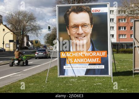 Castrop-Rauxel, 10.04.2022 - Wahlplakate des NRW-CDU-Ministerpräsidenten Hendrik Wuest. Die Wahl zum landtag 18. in Nordrhein-Westfalen findet am 15. Mai 2022 statt. [Automatisierte Übersetzung] Stockfoto