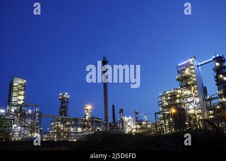 Gelsenkirchen, 10.04.2022 - BP Ruhr Oel GmbH Raffinerie in Gelsenkirchen Horst. [Automatisierte Übersetzung] Stockfoto