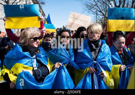 '04/16/2022, Berlin, Deutschland, Europa - ukrainische Frauen protestieren während einer Demonstration unter dem Motto ''Marsch für den wahren Frieden in der Ukraine'' im Rahmen des alternativen Ostermarsches, der sich gegen die russische militärische Aggression in den beiden Kriegen in der Ukraine und in Syrien richtet. Die Demonstranten fordern weitere Sanktionen gegen Russland und mehr Unterstützung durch den Westen in Form von Verteidigungswaffen sowie den sofortigen Boykott von Energieimporten aus Russland wie Öl und Gas. [Automatisierte Übersetzung]' Stockfoto