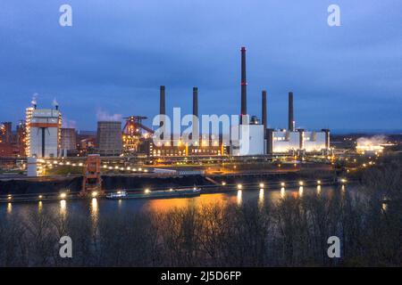 Salzgitter, 12. April 2022 - Blick auf das Stahlwerk der Salzgitter AG. Die Salzgitter AG, Avacon und Linde starten den Betrieb einer industriellen Wasserstoffproduktion auf Basis von Strom aus Windenergie. Mit dem Projekt ''Wind Hydrogen Salzgitter - WindH2'' wird künftig grüner Wasserstoff auf dem Gelände des Huettenwerks produziert. [Automatisierte Übersetzung]' Stockfoto