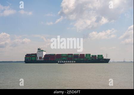 10. August 2021, Singapur, Republik Singapur, Asien - das Containerschiff Ever Blink, das der taiwanesischen Evergreen Marine Corporation gehört, fährt an der Küste am Changi Beach Park vorbei. [Automatisierte Übersetzung] Stockfoto